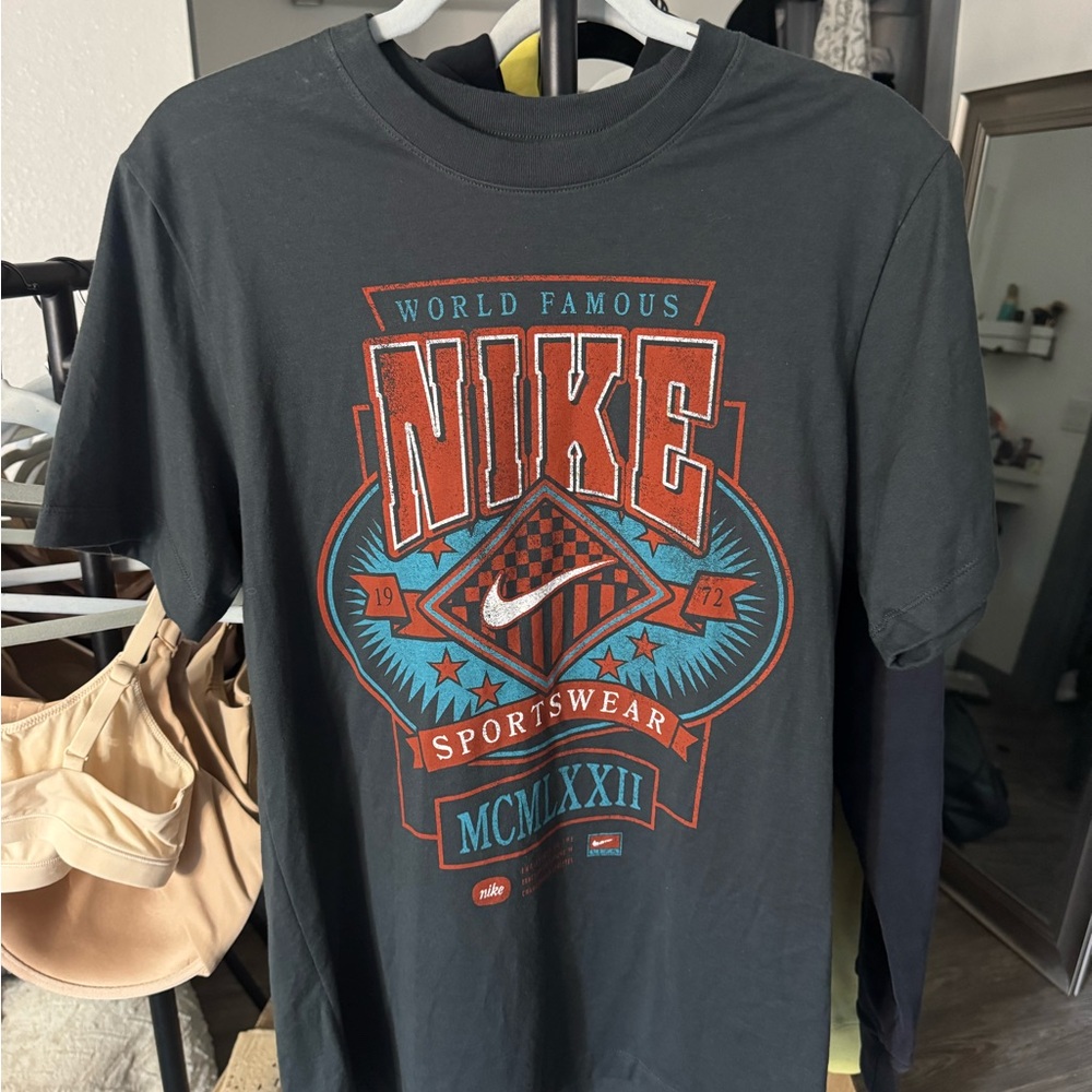 Nike Men's Sportswear World Famous Vintage Graphic T-Shirt